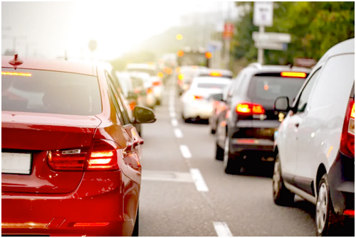 ¿Puedo cambiar de carril en una intersección en poblado?