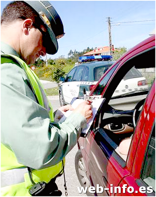 ¿Cuáles son los requisitos para transportar objetos en un vehículo según las normas de circulación de tráfico de España?